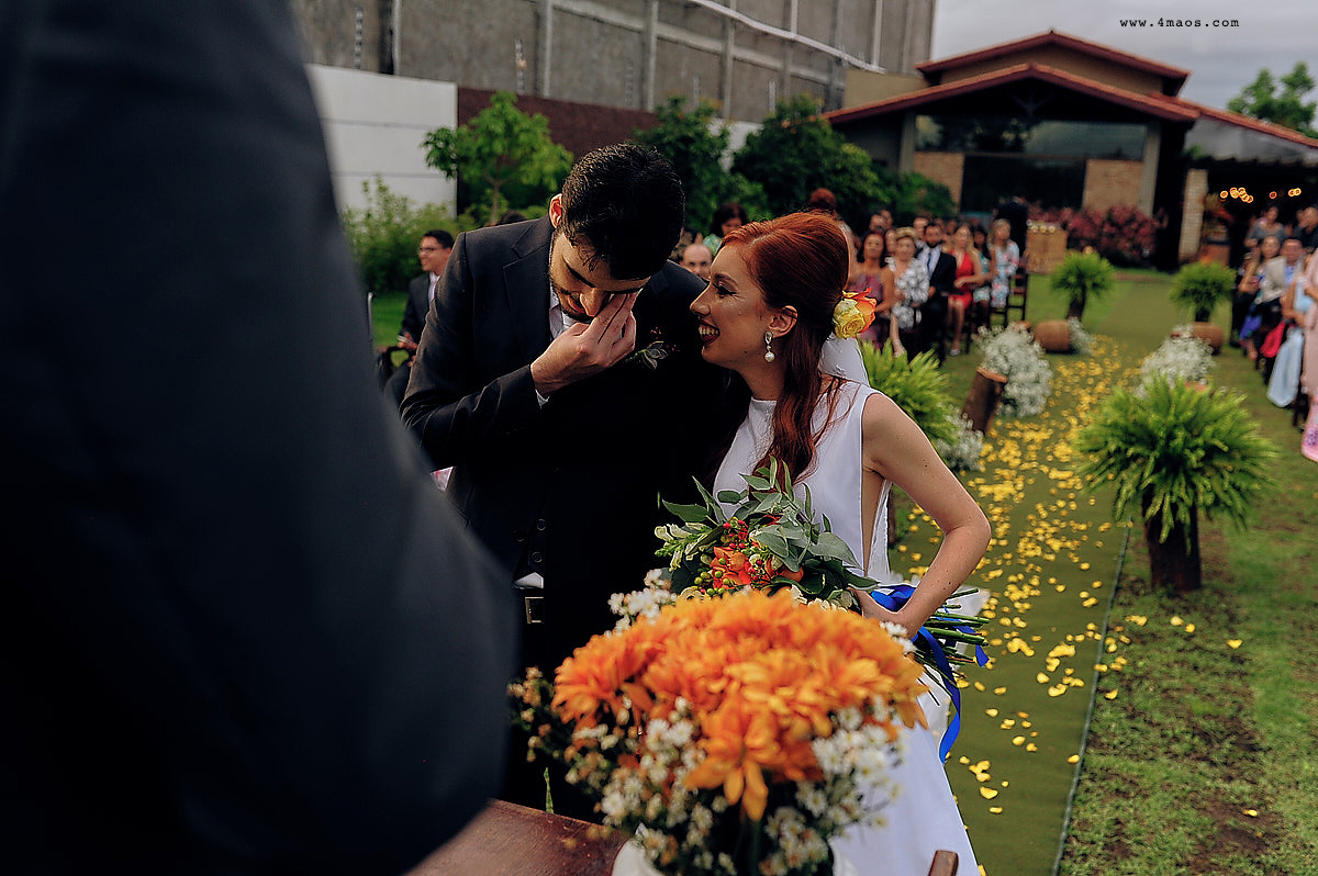 casamento de quezia e acacio por 4Mãos fotografias. noivo enxugando lagrimas