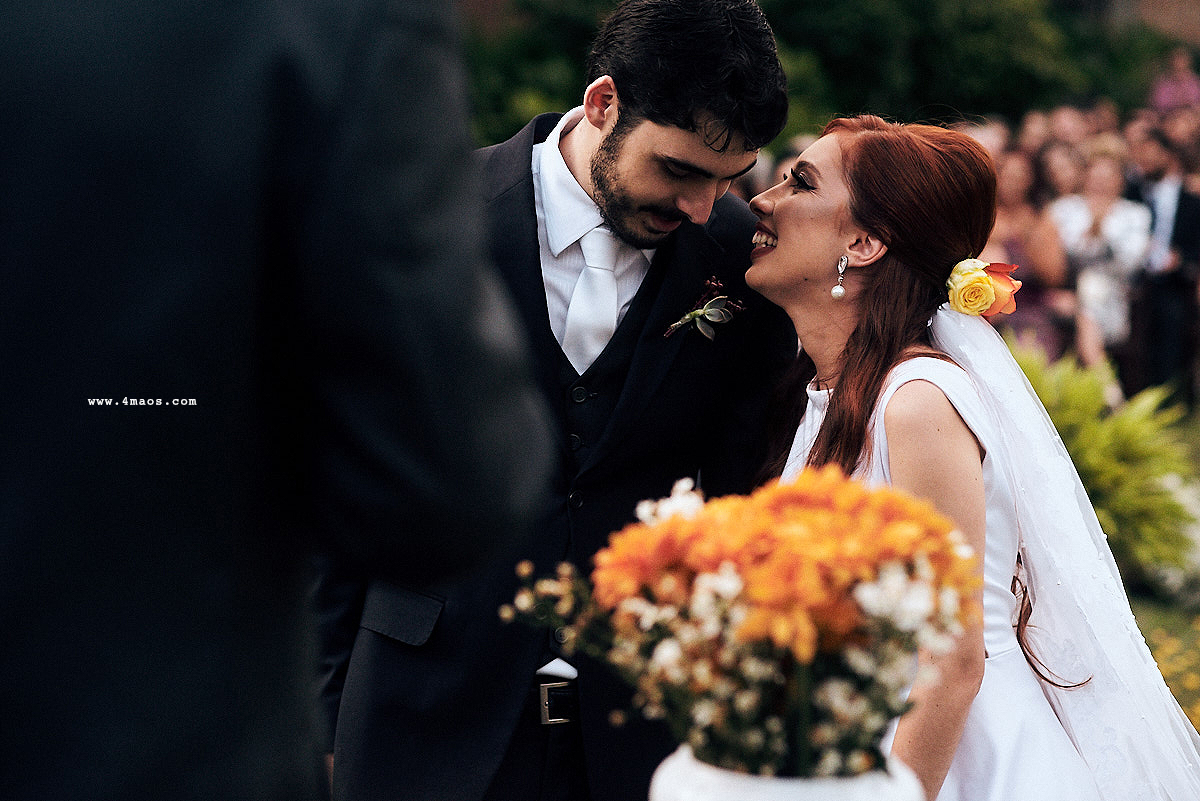 casamento de quezia e acacio por 4Mãos fotografias. carinho entre os noivos