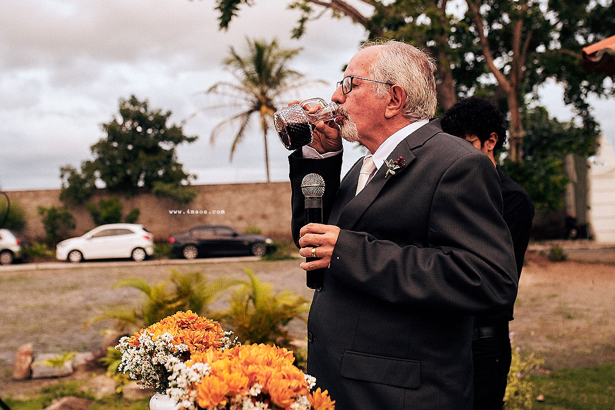 casamento de quezia e acacio por 4Mãos fotografias. pastor tomando o vinho