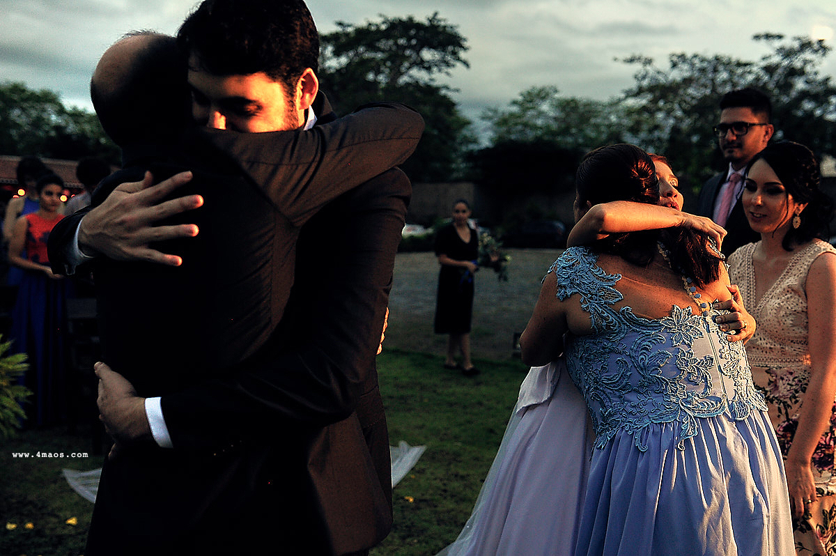 casamento de quezia e acacio por 4Mãos fotografias. abraço dos pais