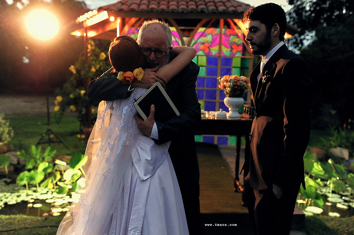 casamento de quezia e acacio por 4Mãos fotografias. abraço do pastor, pai da noiva