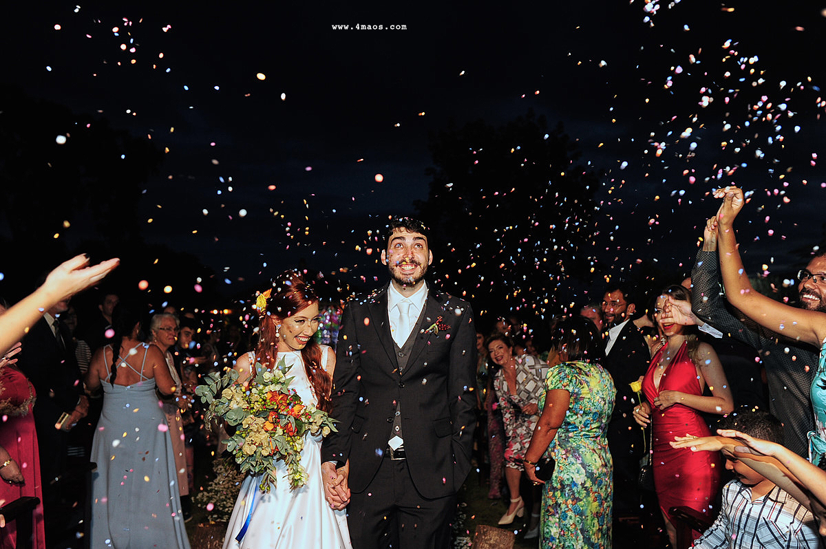 casamento de quezia e acacio por 4Mãos fotografias.  hora da saída com papel picado