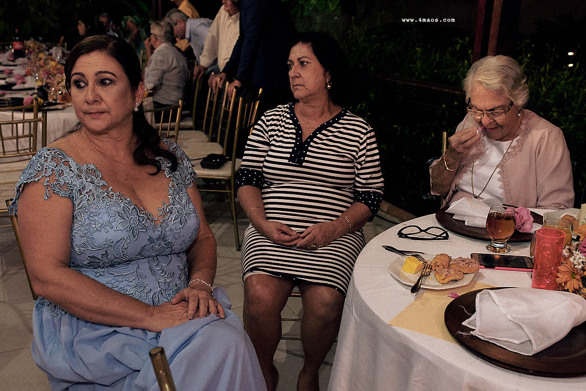 casamento de quezia e acacio por 4Mãos fotografias. avó colocando batom