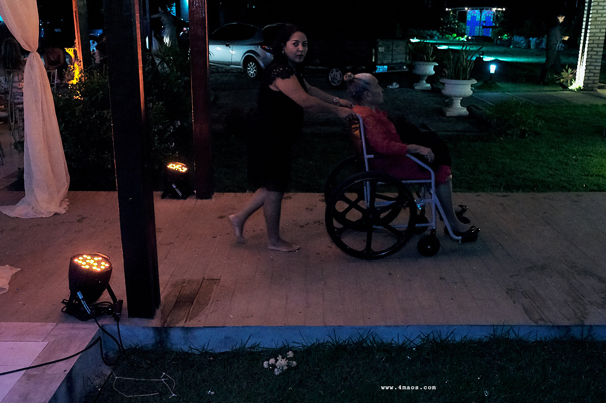 casamento de quezia e acacio por 4Mãos fotografias. terminou a festa. avó da noiva indo embora