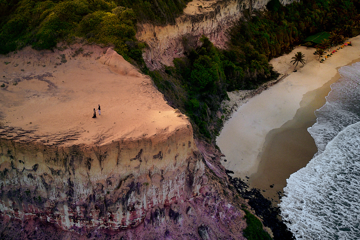 ensaio de prewedding, precasamento, pre-casamento de Erika e Denis na Praia de Pipa - RN, foto com drone