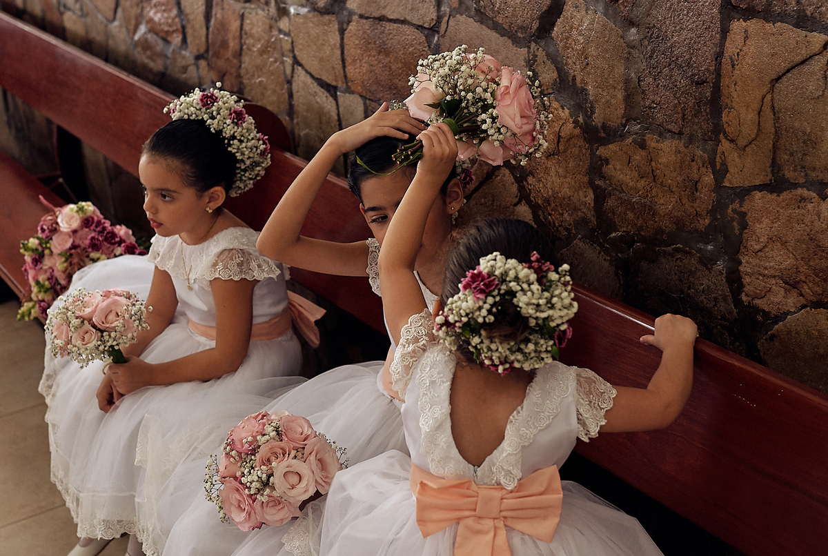 casamento de Larissa e Hestephanio em Campina Grande - Paraíba, hora da cerimonia, daminhas