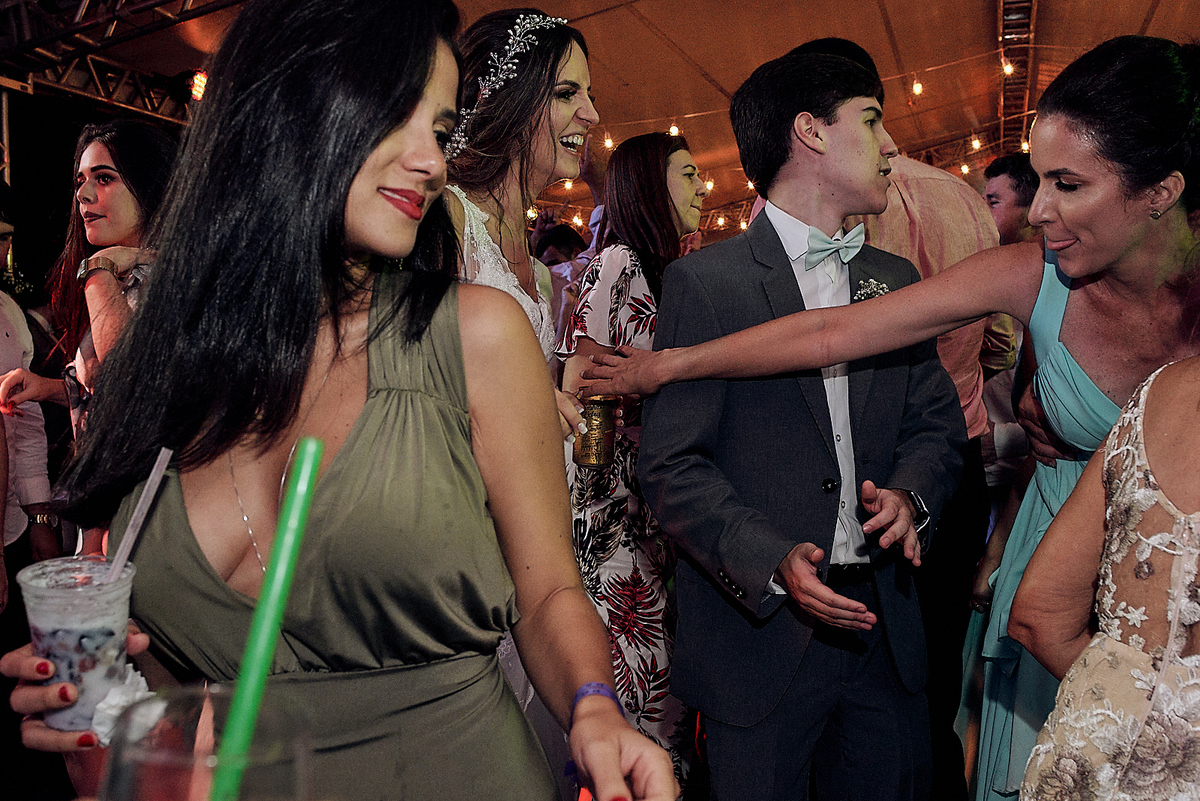 casamento de Hully e Leonardo no Solar da Borborema por 4Mãos Fotografias, cerimonia ao ar livre e no por do sol hora da festa