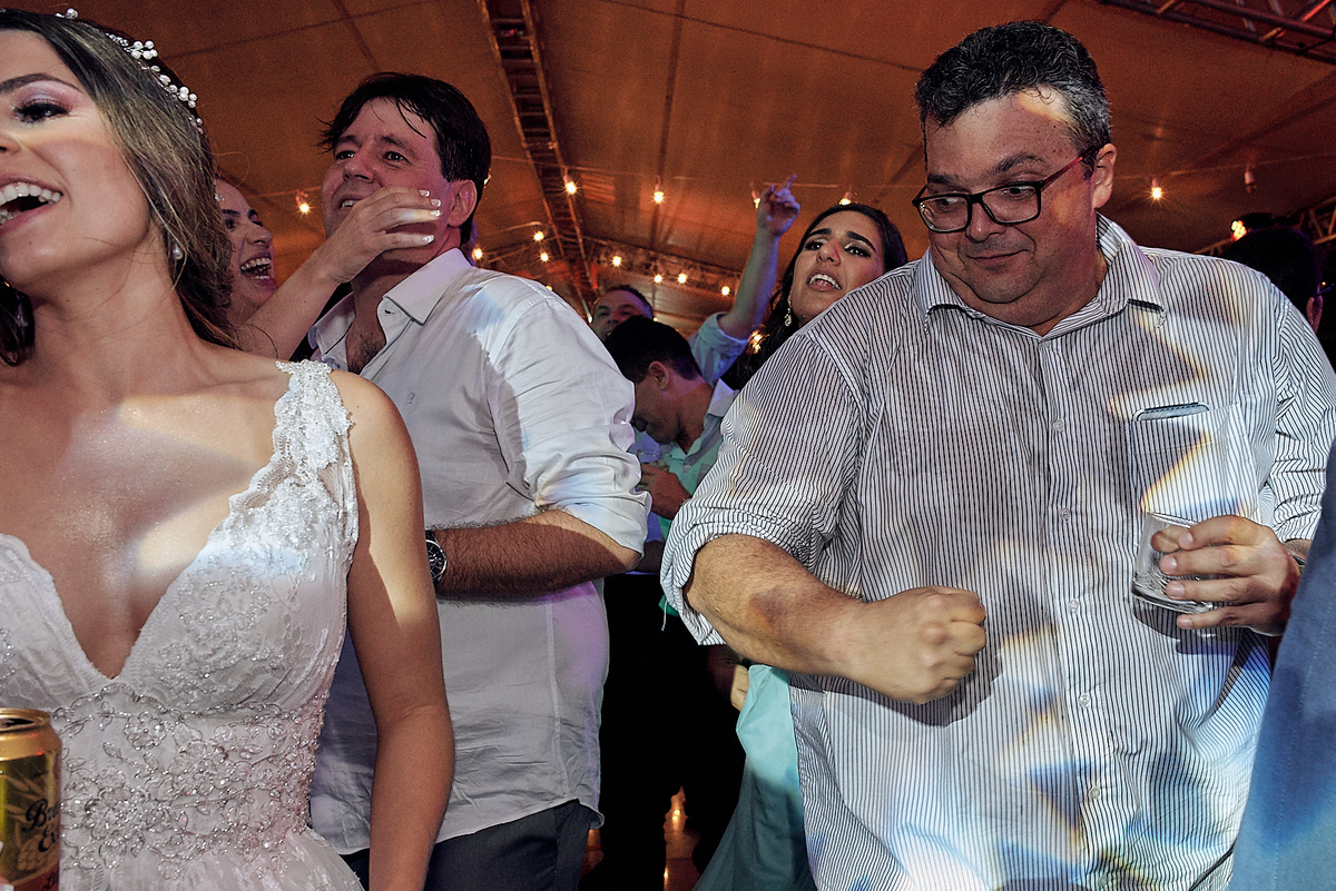 casamento de Hully e Leonardo no Solar da Borborema por 4Mãos Fotografias, cerimonia ao ar livre e no por do sol hora da festa