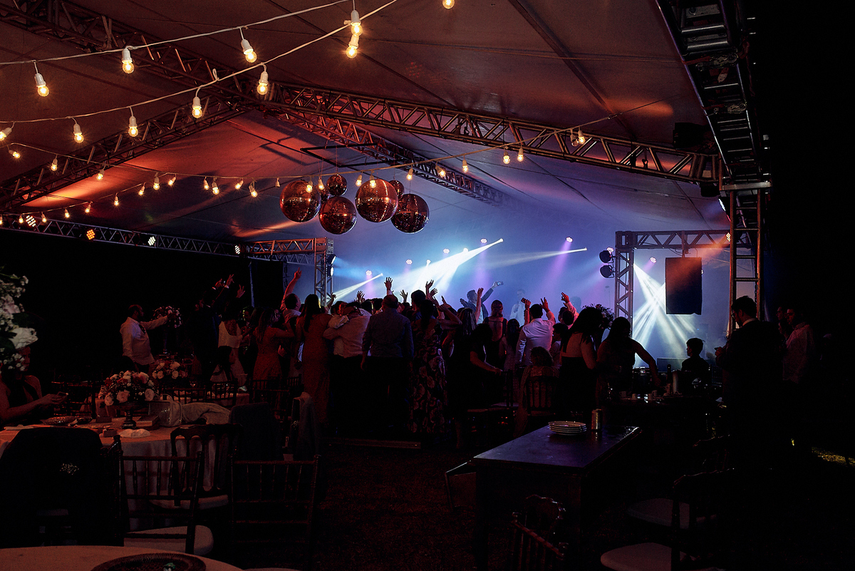 casamento de Hully e Leonardo no Solar da Borborema por 4Mãos Fotografias, cerimonia ao ar livre e no por do sol hora da festa