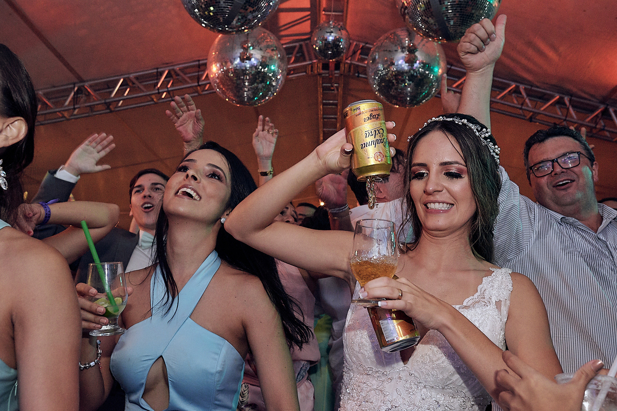 casamento de Hully e Leonardo no Solar da Borborema por 4Mãos Fotografias, cerimonia ao ar livre e no por do sol hora da festa
