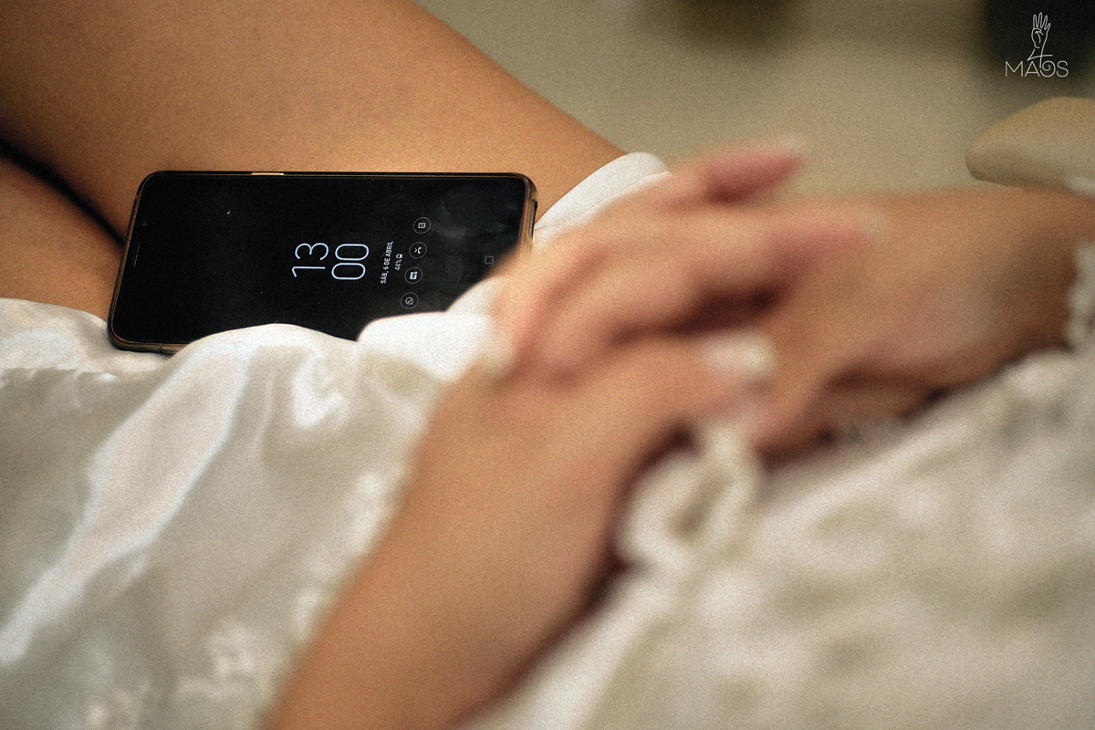 casamento de lass e Diego no bamboo recepções por 4Mãos Fotografias, making of da noiva. mostrando o horário