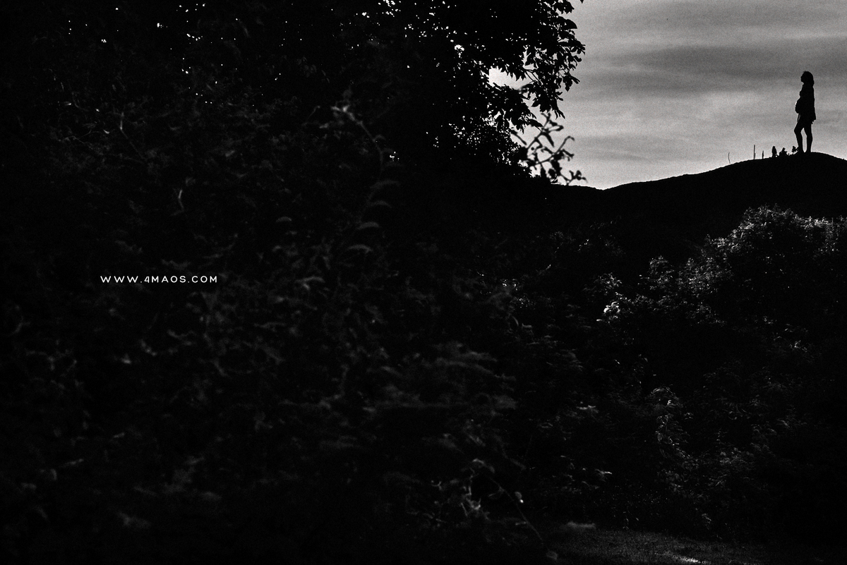 ensaio de gestante de Gabi e João na pousada Villas da Serra por 4Mãos Fotografias - foto em preto e branco
