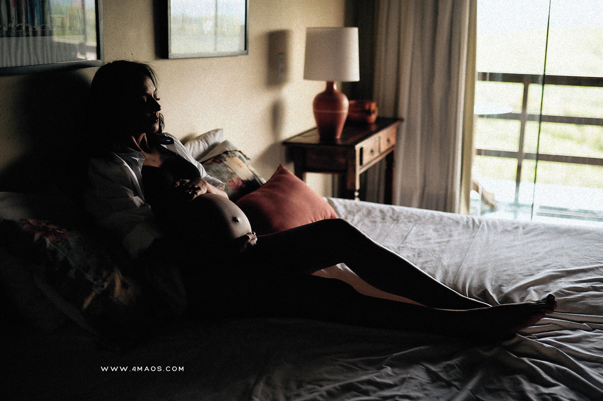 ensaio de gestante de Gabi e João na pousada Villas da Serra por 4Mãos Fotografias - 