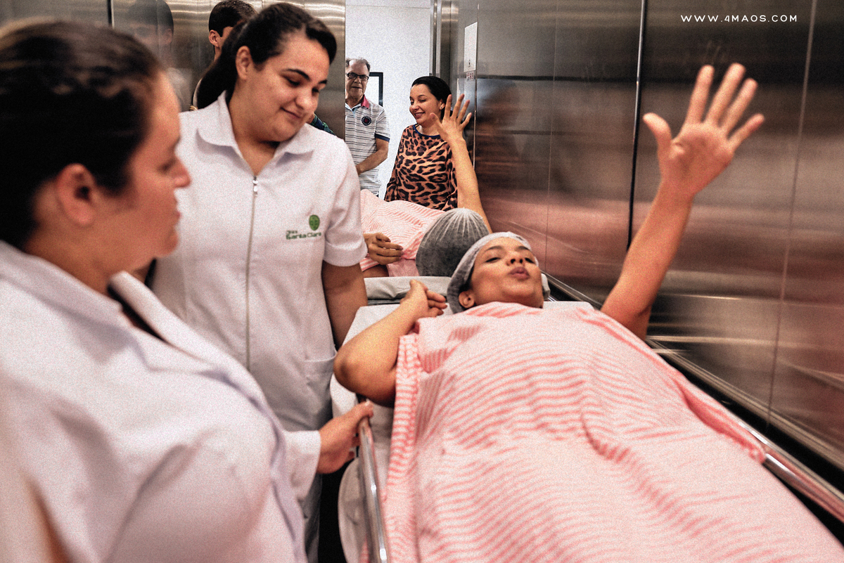 fotografia de parto por 4Mãos. Parto de Matheus, mãe Kamila, pai Gustavo