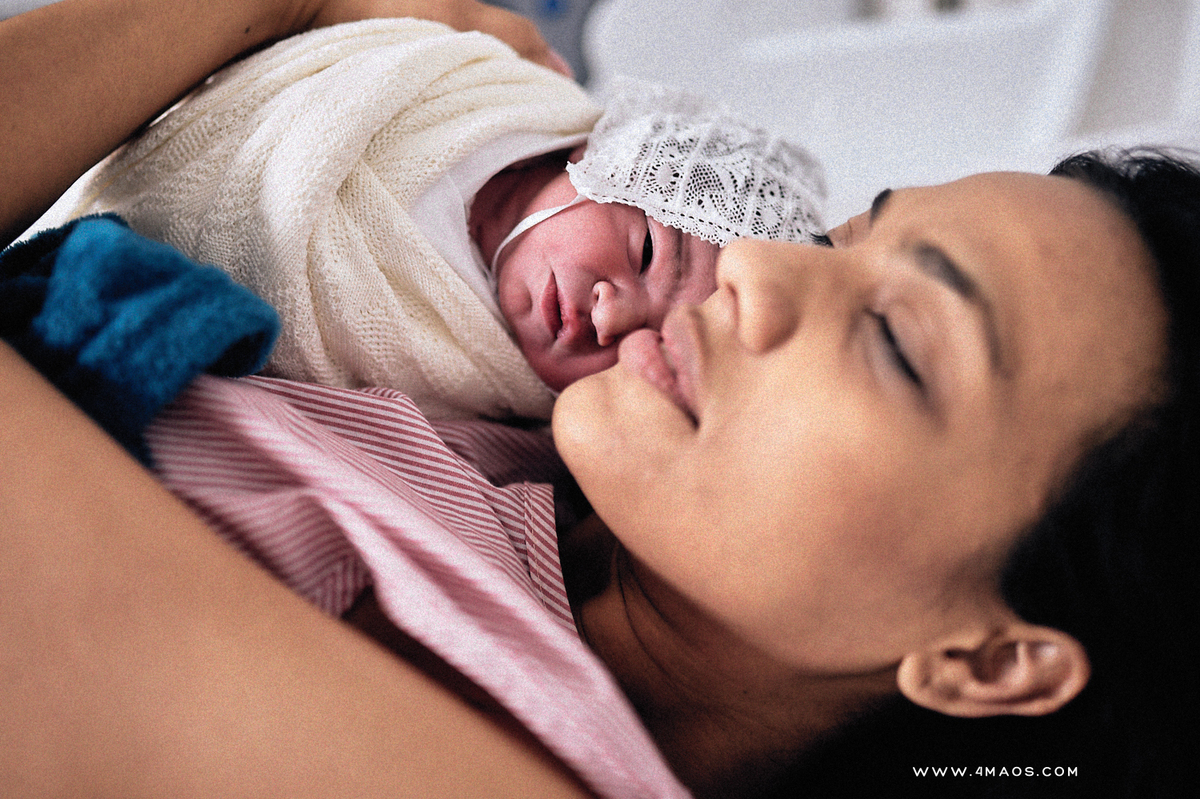 fotografia de parto por 4Mãos. Parto de Matheus, mãe Kamila, pai Gustavo
