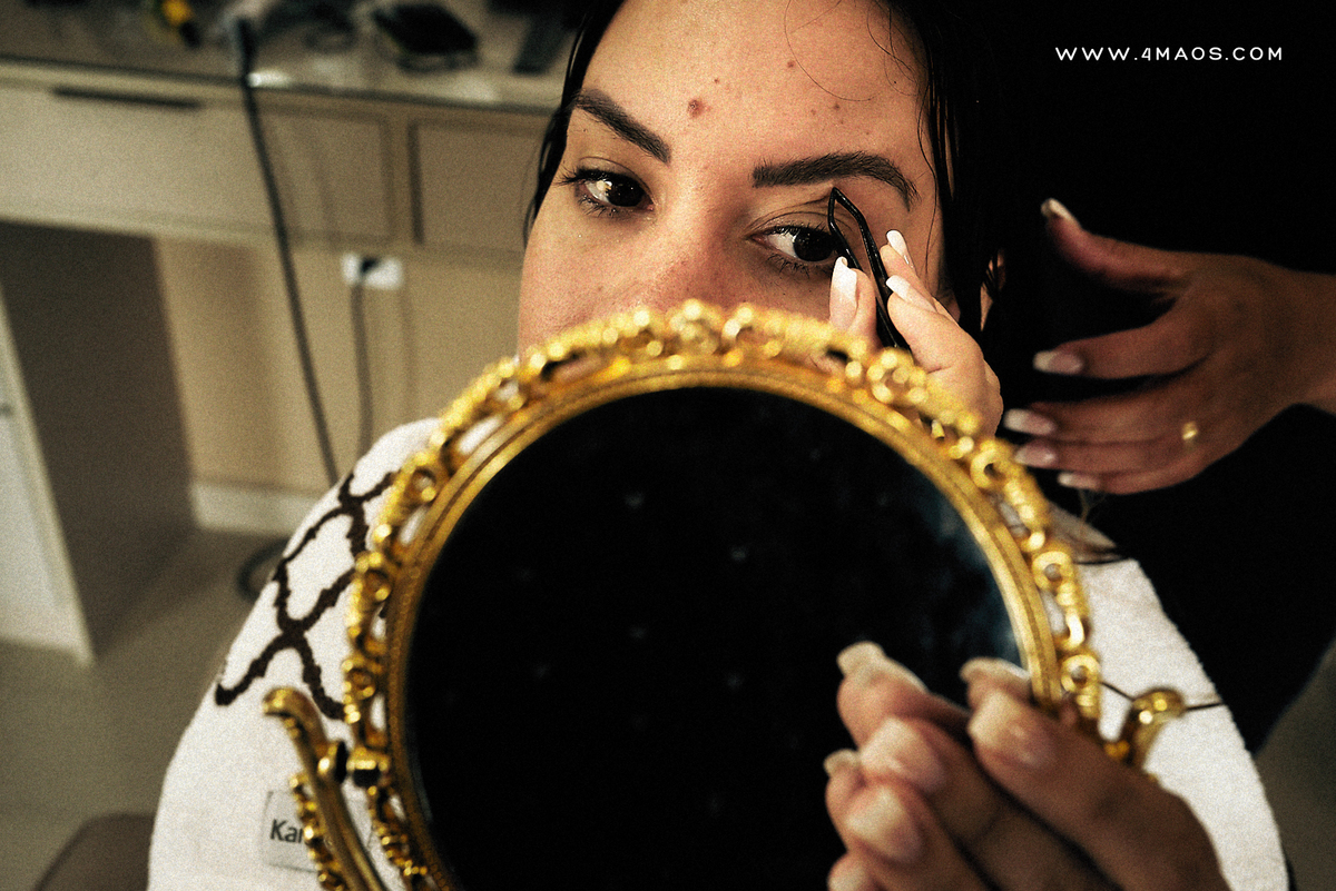 casamento de Ana Flávia e Diego por 4Mãos Fotografias num domingo de manha no Bamboo Recepções. Noiva se maquiando