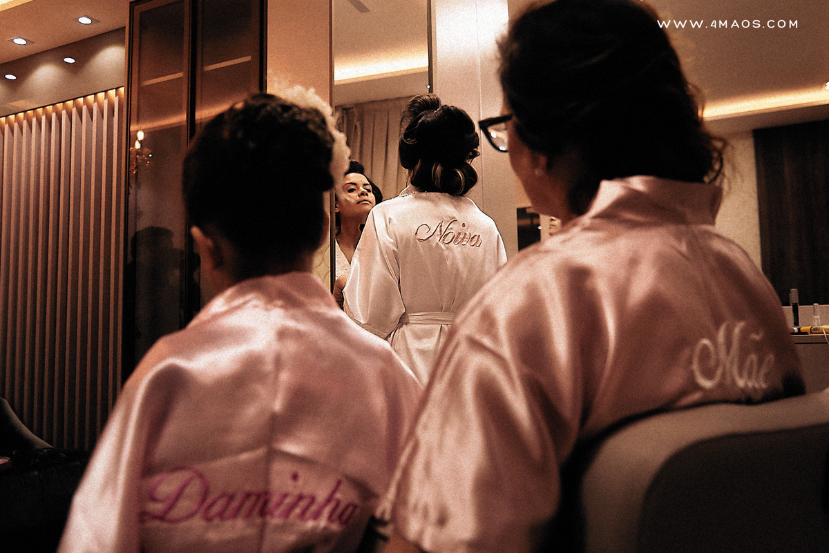 casamento de Ana Flávia e Diego por 4Mãos Fotografias num domingo de manha no Bamboo Recepções. Noiva se maquiando