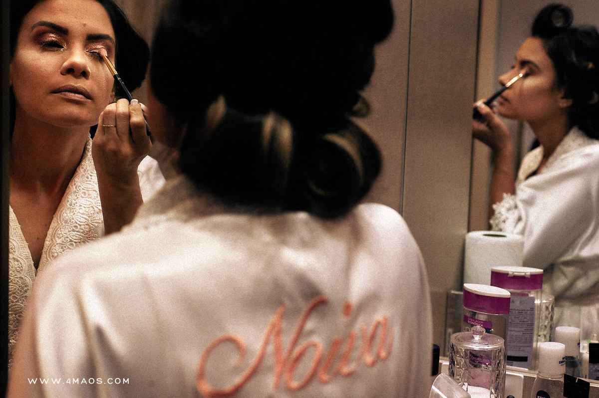 casamento de Ana Flávia e Diego por 4Mãos Fotografias num domingo de manha no Bamboo Recepções. Noiva se maquiando