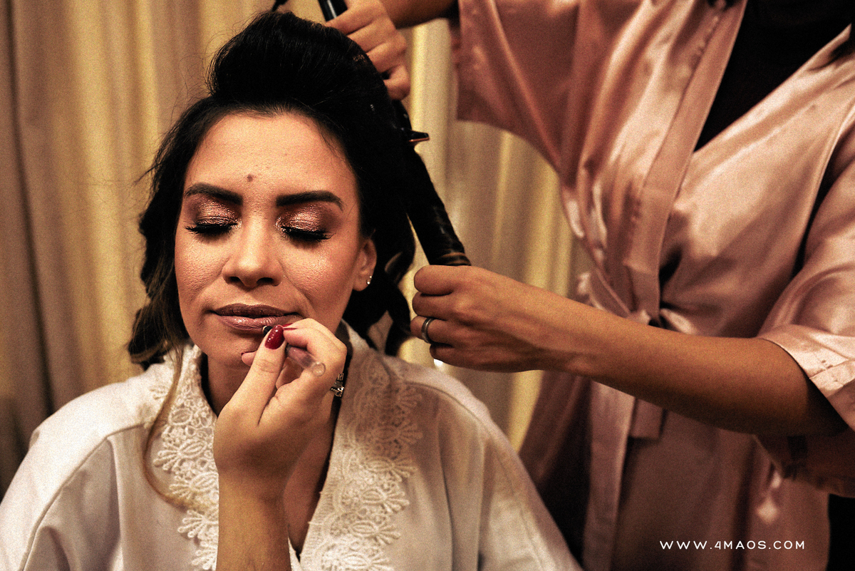 casamento de Ana Flávia e Diego por 4Mãos Fotografias num domingo de manha no Bamboo Recepções. Noiva se maquiando