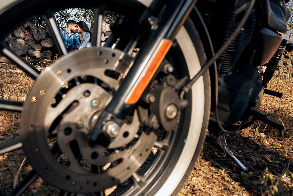 ensaio Mayara e Yamanda ensaio temático com moto e roupa de couro por 4Mãos Fotografias 