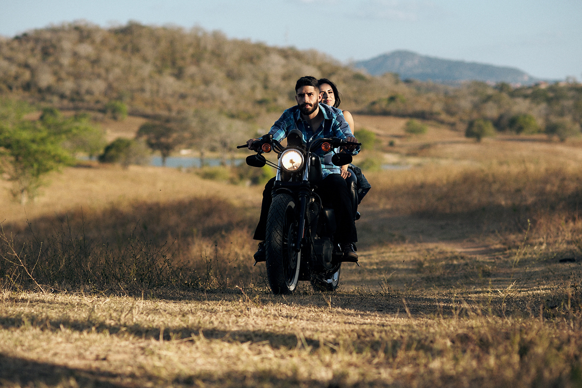 ensaio Mayara e Yamanda ensaio temático com moto e roupa de couro por 4Mãos Fotografias 