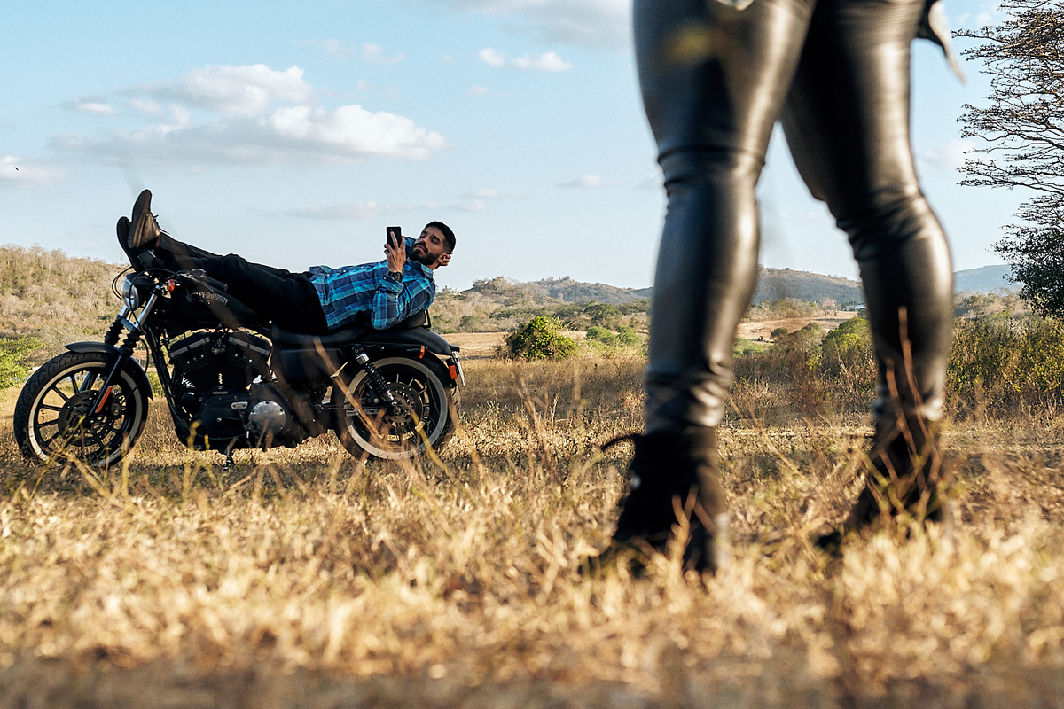 ensaio Mayara e Yamanda ensaio temático com moto e roupa de couro por 4Mãos Fotografias 