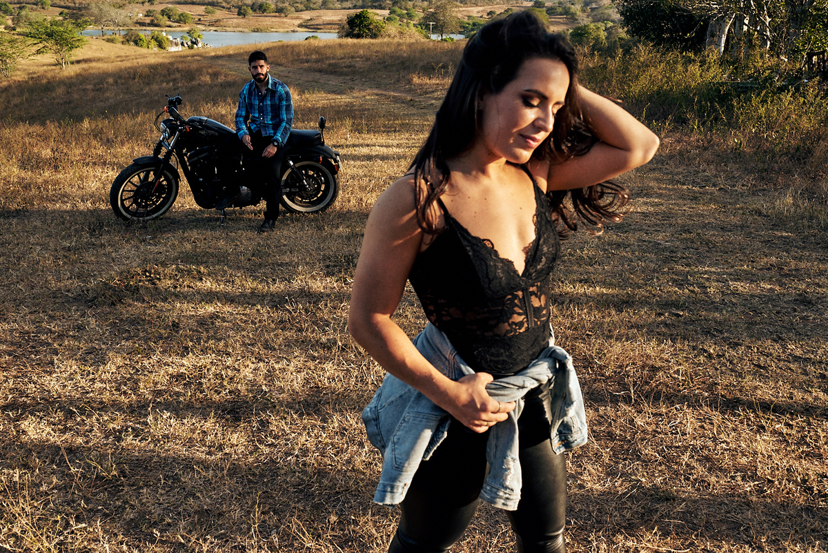 ensaio Mayara e Yamanda ensaio temático com moto e roupa de couro por 4Mãos Fotografias 