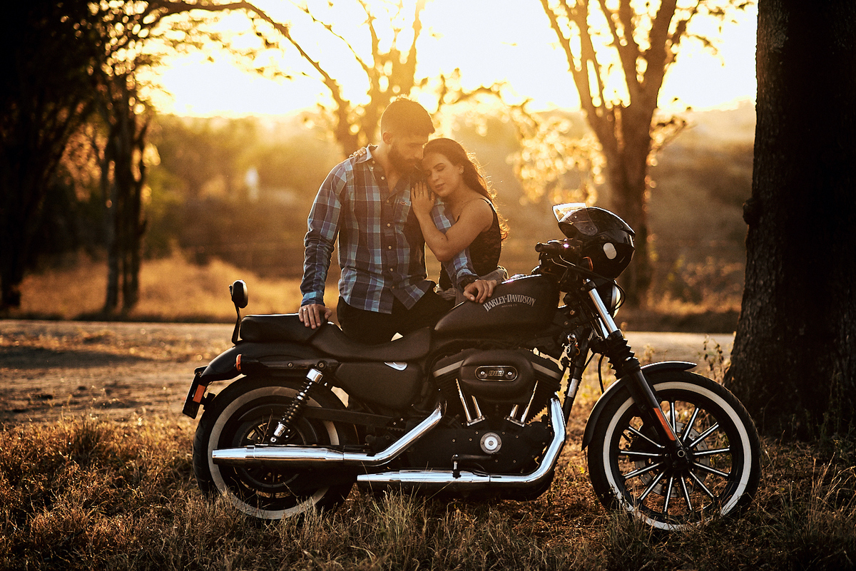 ensaio Mayara e Yamanda ensaio temático com moto e roupa de couro por 4Mãos Fotografias 