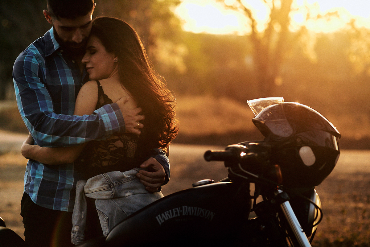 ensaio Mayara e Yamanda ensaio temático com moto e roupa de couro por 4Mãos Fotografias 