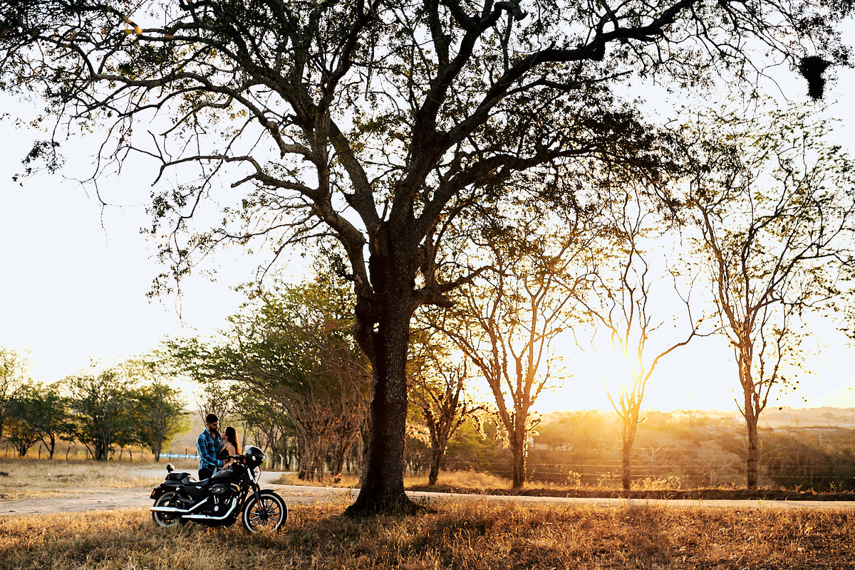 ensaio Mayara e Yamanda ensaio temático com moto e roupa de couro por 4Mãos Fotografias 
