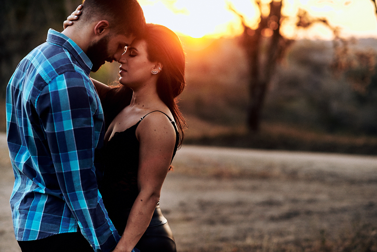 ensaio Mayara e Yamanda ensaio temático com moto e roupa de couro por 4Mãos Fotografias 