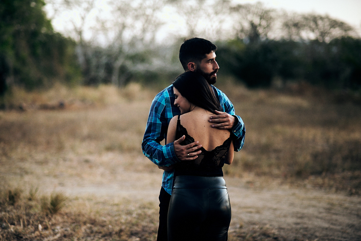 ensaio Mayara e Yamanda ensaio temático com moto e roupa de couro por 4Mãos Fotografias 