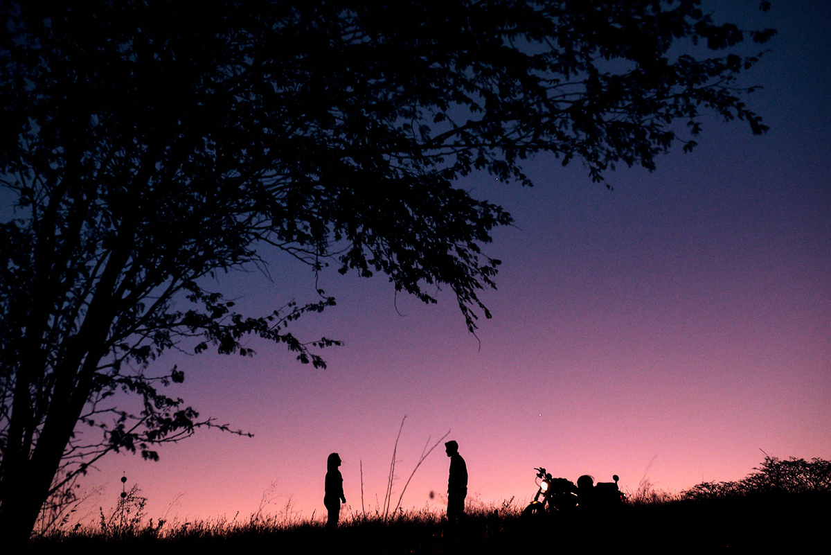 ensaio Mayara e Yamanda ensaio temático com moto e roupa de couro por 4Mãos Fotografias 