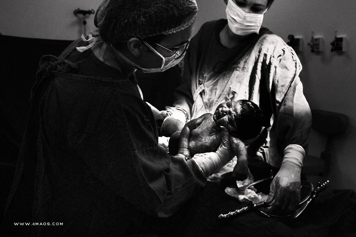 parto de Kamila a espera de Matheus no Hopital Santa Clara, parto cesária, fotografia documental por 4Mãos Fotografias