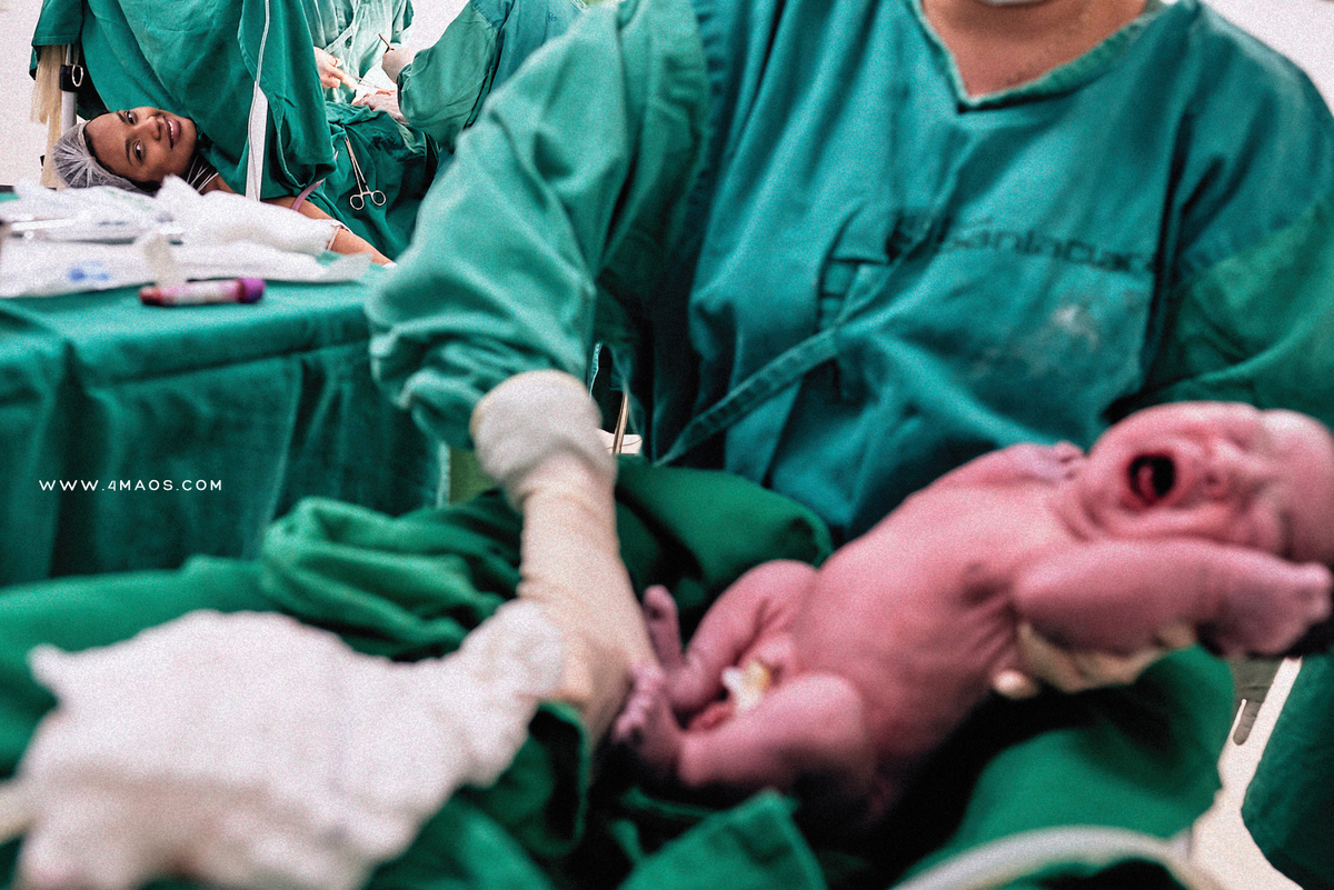 parto de Kamila a espera de Matheus no Hopital Santa Clara, parto cesária, fotografia documental por 4Mãos Fotografias