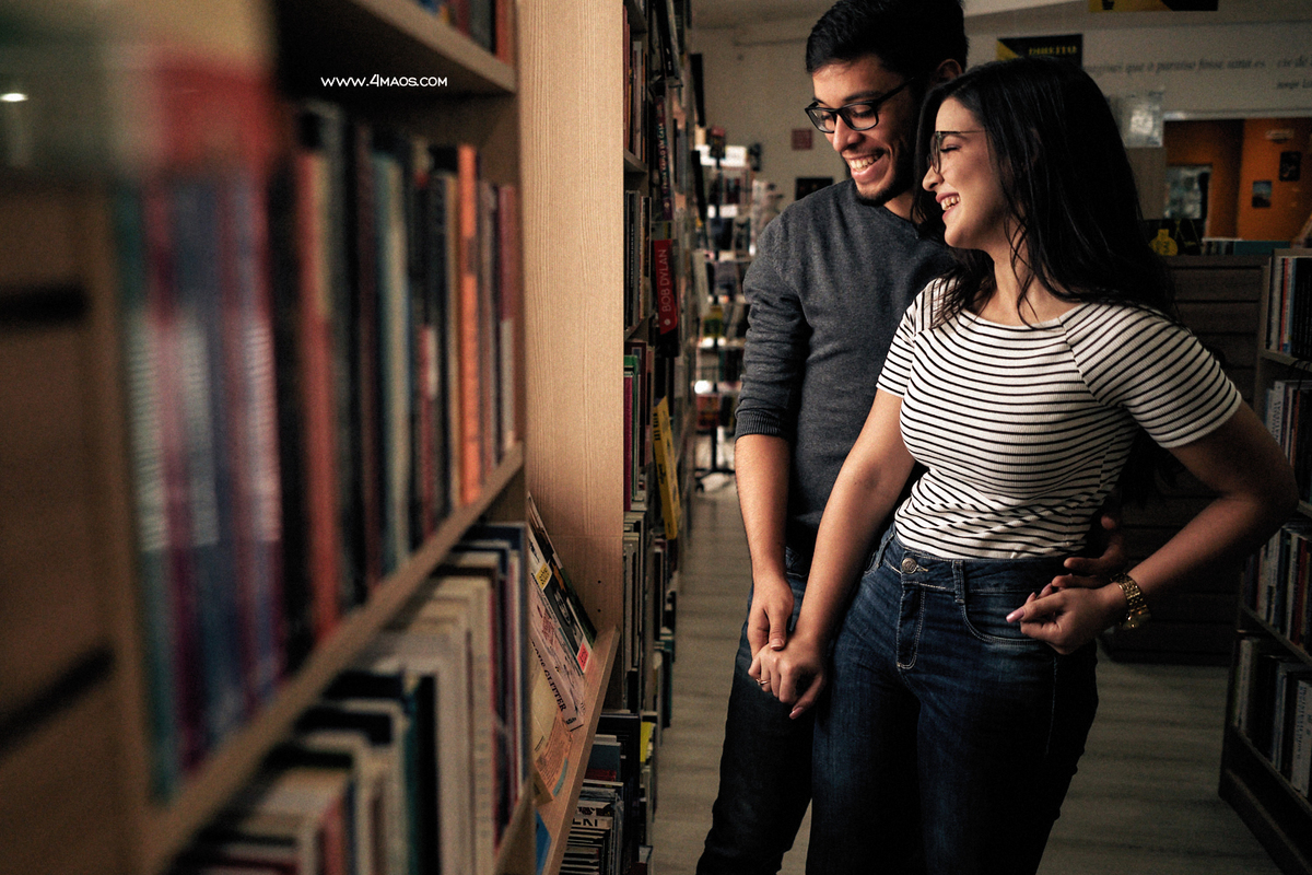Ensaio Dani e Victor na livraria por 4Mãos Fotografias o casal da livraria
