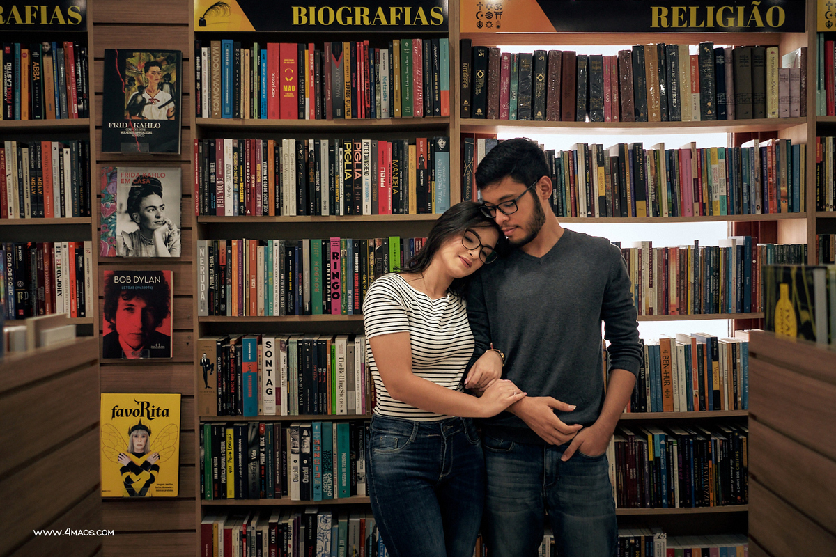 Ensaio Dani e Victor na livraria por 4Mãos Fotografias o casal da livraria
