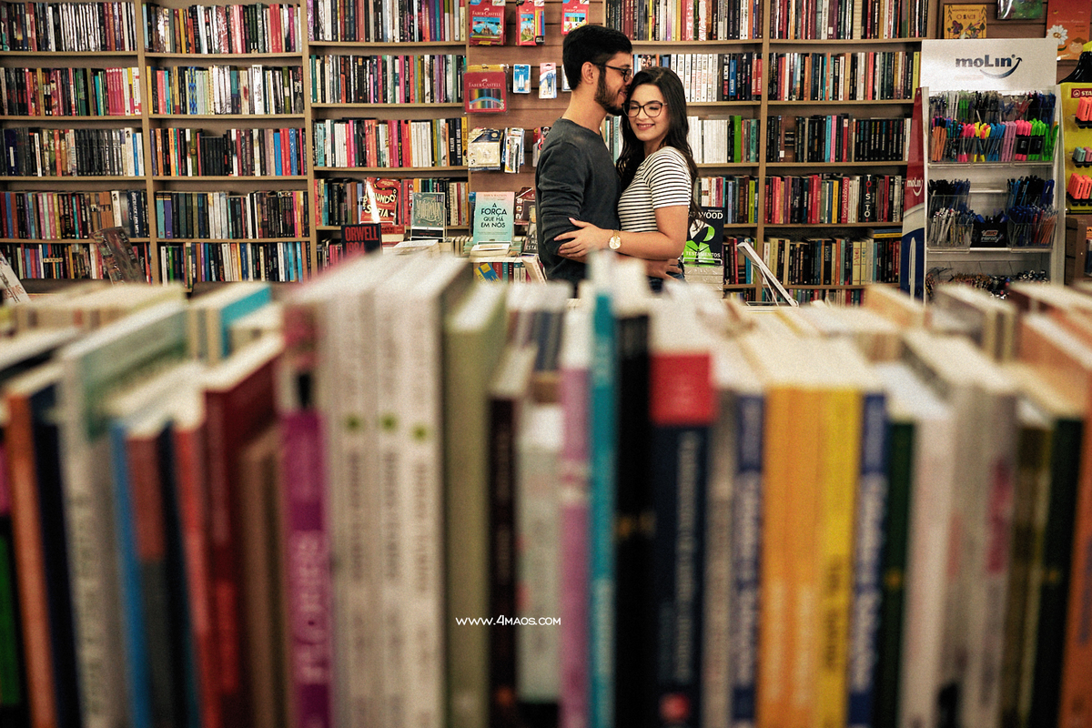 Ensaio Dani e Victor na livraria por 4Mãos Fotografias o casal da livraria