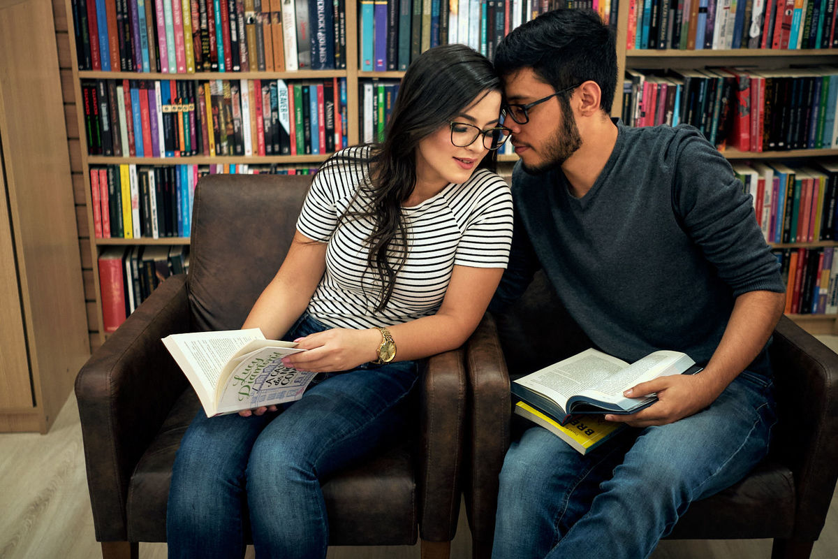 Ensaio Dani e Victor na livraria por 4Mãos Fotografias o casal da livraria