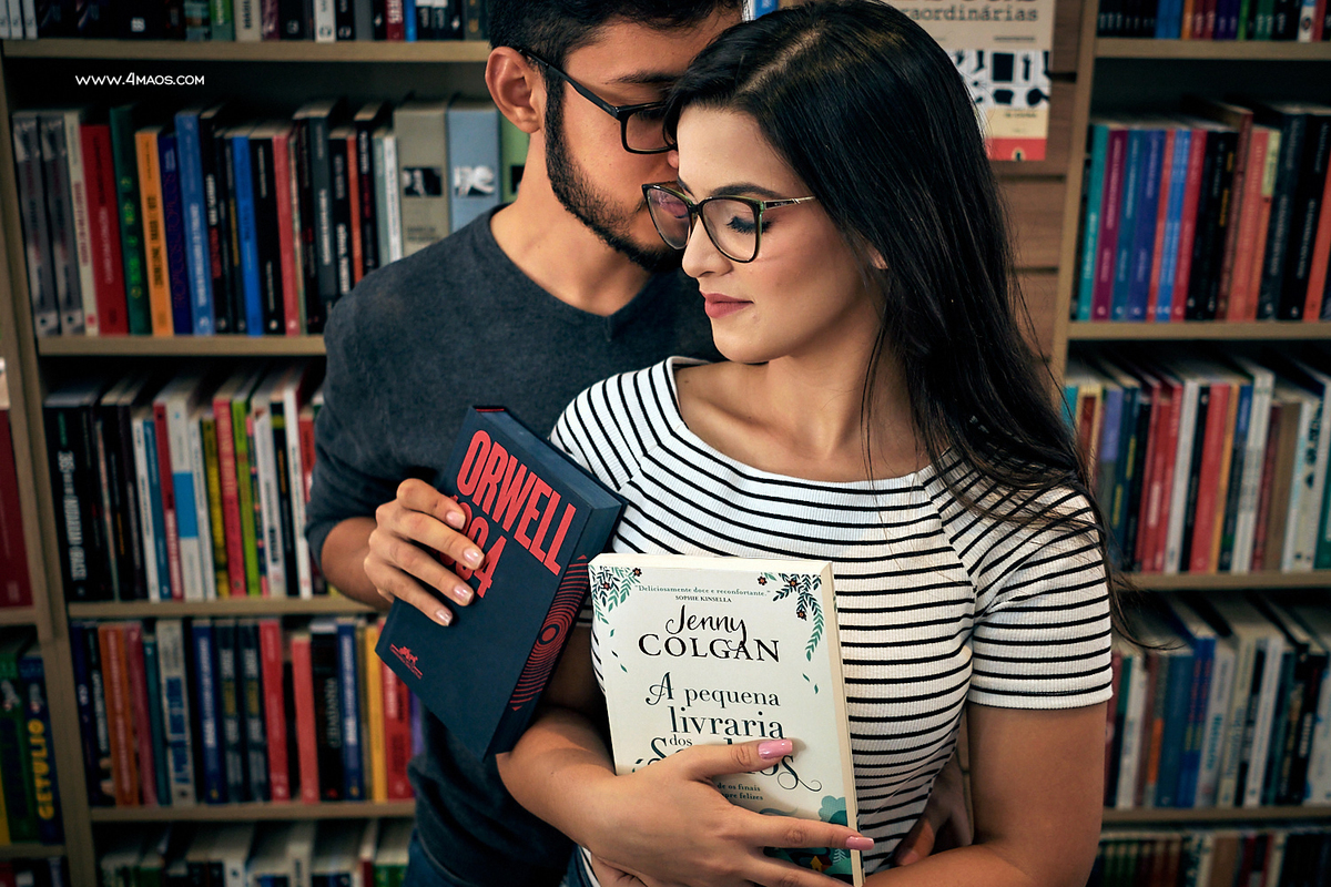 Ensaio Dani e Victor na livraria por 4Mãos Fotografias o casal da livraria