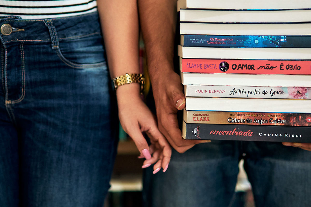 Ensaio Dani e Victor na livraria por 4Mãos Fotografias o casal da livraria