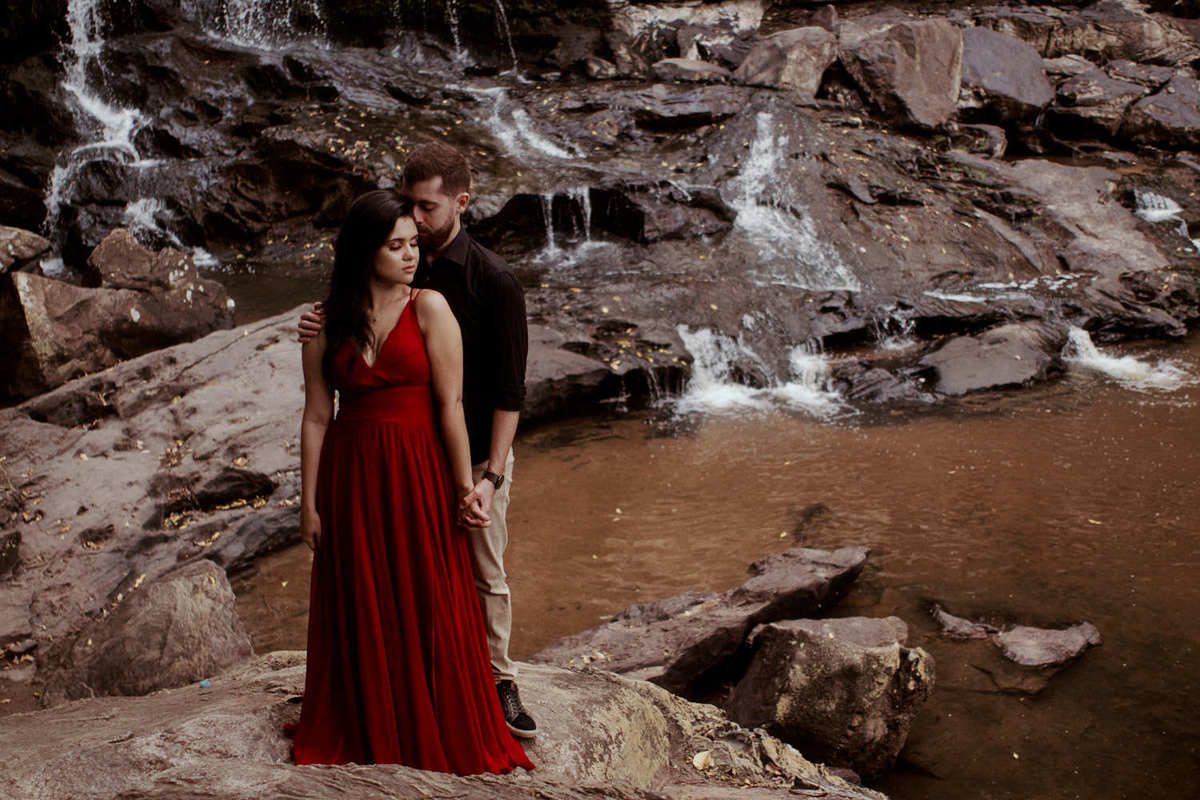 ensaio do casal Kelly e Victor na cachoeira do roncador