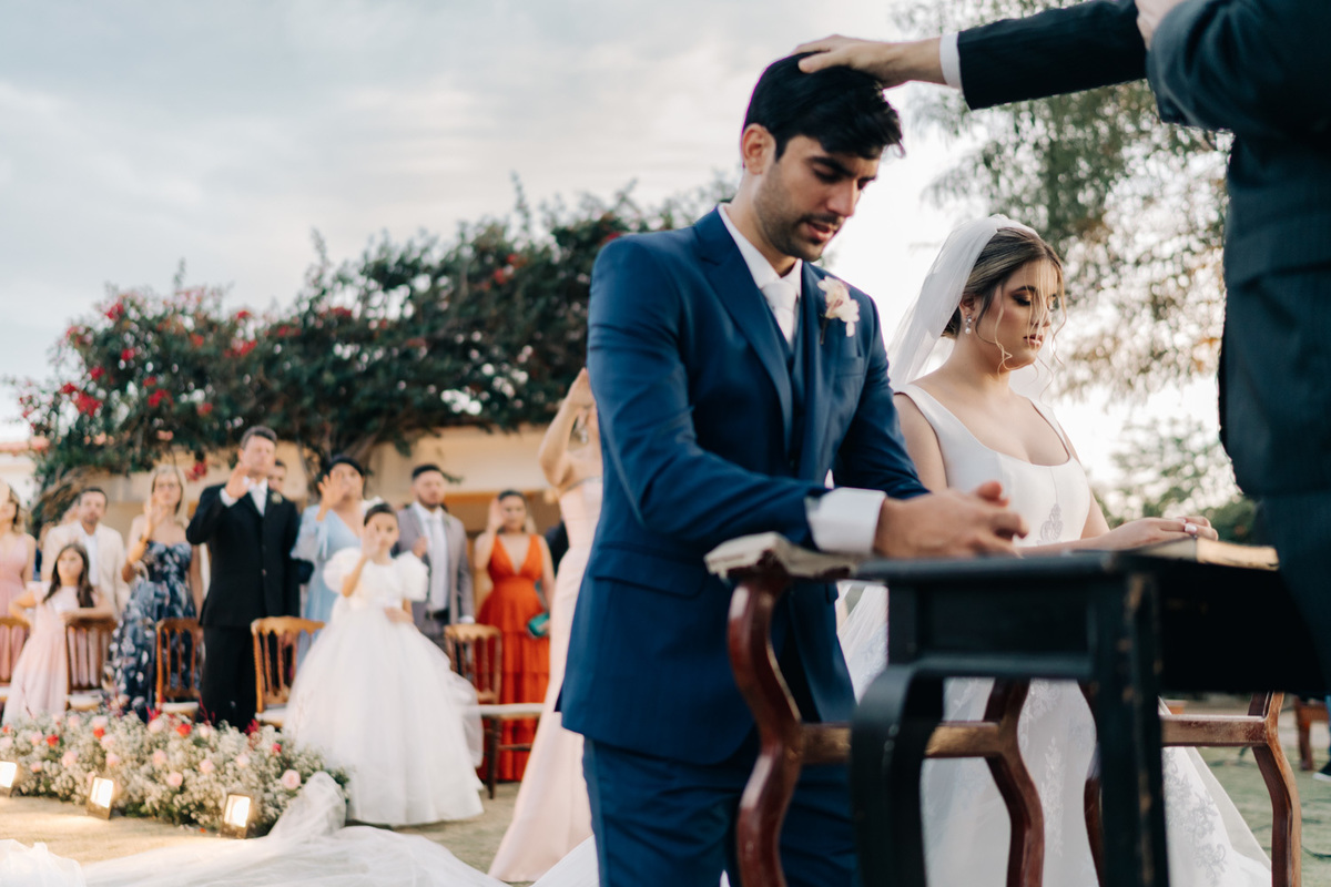 benção do pastor, noivos ajoelhados