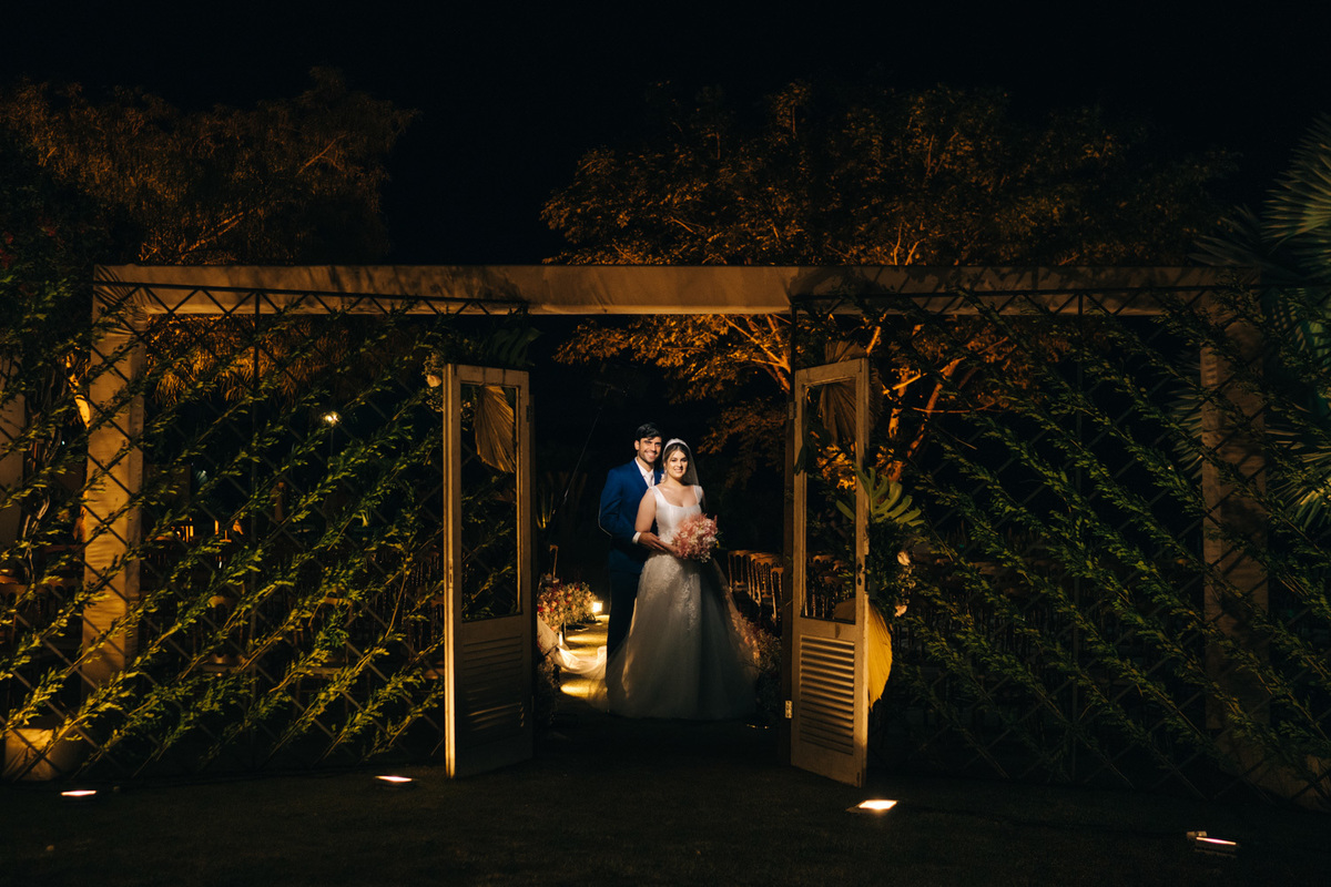 foto do casal pos cerimonia, foto no cenário do casamento