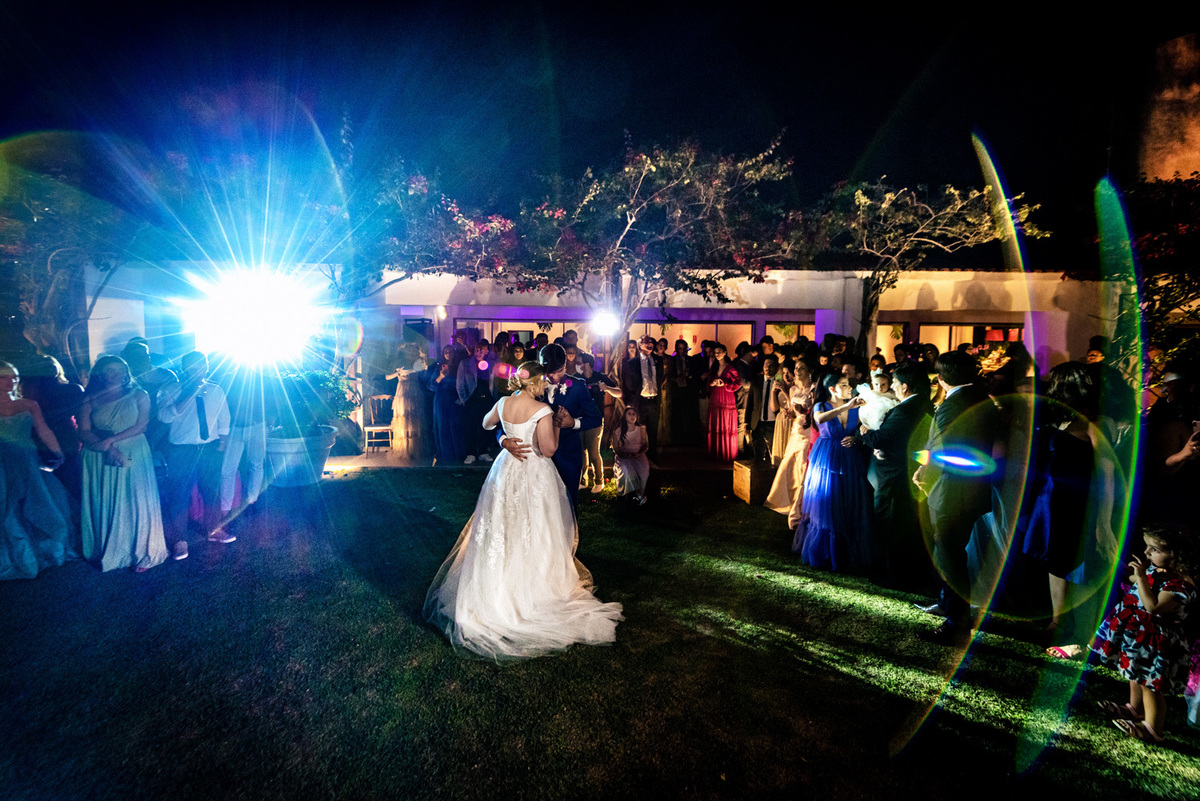 valsa do casal ao ar livre, festa de casamento