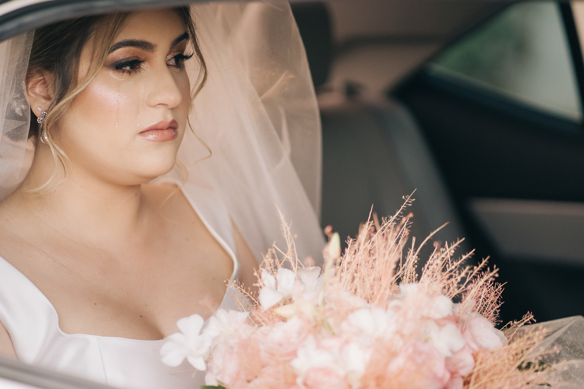 noiva chorando no carro, lembranças do pai