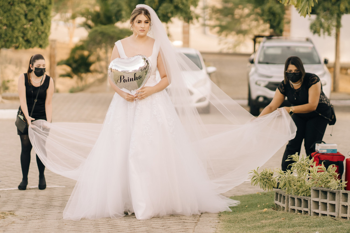entrada da noiva, noiva segurando balão com o nome do pai