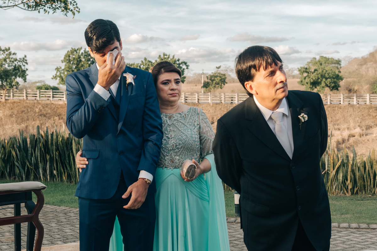 noivo vendo a noiva, noivo chorando, noivo ao lado dos pais