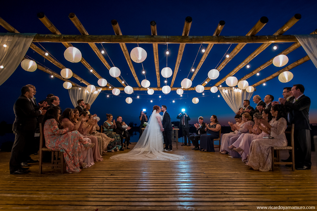 noivos se beijando em casamento na quinta do sardao em guararapes