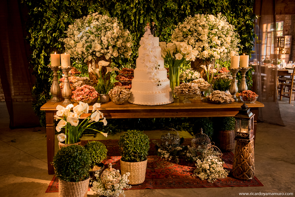 mesa do bolo de casamento realizado na quinta do sardao